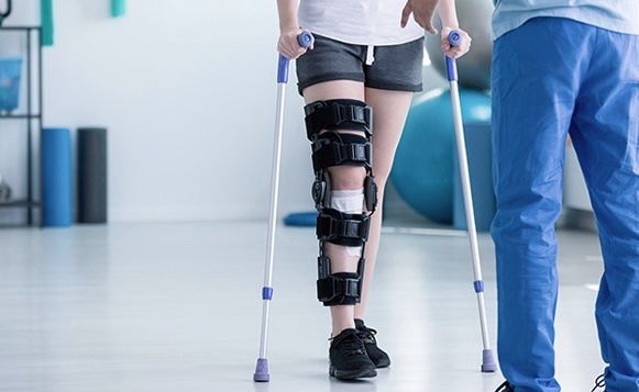 Penyewaan Tongkat Kaki 3 di Rental Medis Surabaya